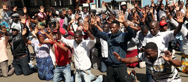 Supporters of the Movement for Democratic Change opposition party of Nelson Chamisa demonstrate outside the party's headquarters as they await results of general elections in Harare, Zimbabwe, August 1, 2018 - Sputnik Türkiye