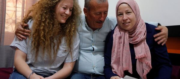 Ahed Tamimi anne ve babasıyla - Sputnik Türkiye
