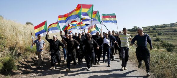Dürziler ellerinde geleneksel bayraklarıyla Golan Tepeleri'ndeki İsrail-suriye sınırında protesto yürüyüşünde - Sputnik Türkiye