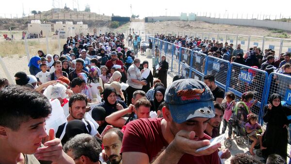 Kurban Bayramı için ülkelerine giden Suriyelilerin, bir an önce işlem yaptırıp sınırı geçmek istemesi izdihama yol açtı - Sputnik Türkiye