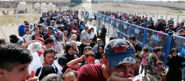 Kurban Bayramı için ülkelerine giden Suriyelilerin, bir an önce işlem yaptırıp sınırı geçmek istemesi izdihama yol açtı - Sputnik Türkiye