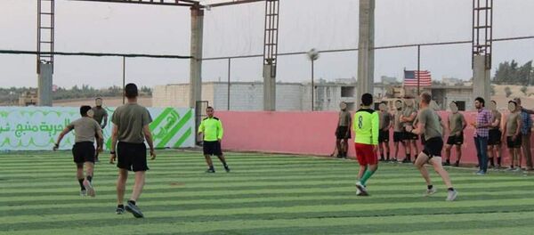 Uluslararası koalisyon askerleri ve Menbiç Askeri Konseyi arasındaki halı saha maçı - Sputnik Türkiye