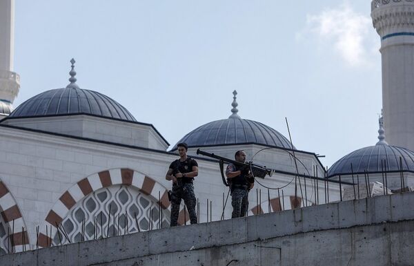 DHA'nın servis ettiği fotoğraflarda, polislerden birinin füze taşıdığı görüldü. - Sputnik Türkiye