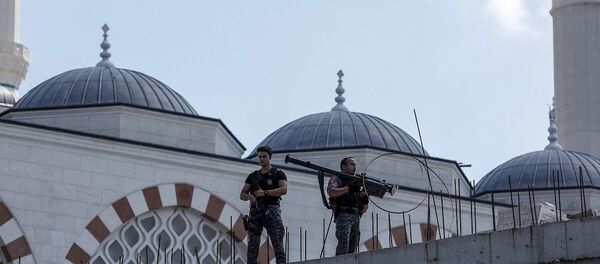 DHA'nın servis ettiği fotoğraflarda, polislerden birinin füze taşıdığı görüldü. - Sputnik Türkiye