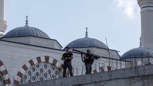 DHA'nın servis ettiği fotoğraflarda, polislerden birinin füze taşıdığı görüldü. - Sputnik Türkiye