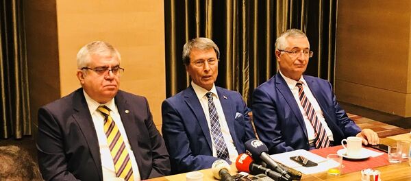 Yusuf Halaçoğlu (ortada), Özcan Yeniçeri (sağda) ve Nevzat Bor (solda) - Sputnik Türkiye