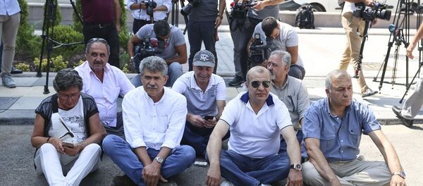 CHP Genel Merkezi önünde oturma eylemi - Sputnik Türkiye