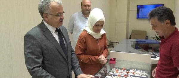 Rize Belediye Başkanı Reşat Kasap, eşinin altınlarını bozdurdu - Sputnik Türkiye