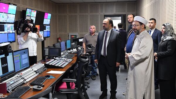 Diyanet İşleri Başkanı Ali Erbaş, Diyanet TV'yi ziyaret ederek, çalışmalar hakkında bilgi aldı. Erbaş, burada TRT Diyanet kanalının Diyanet TV olarak yayın yapacağını söyledi. - Sputnik Türkiye