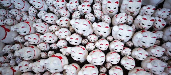 Patisi ile çağırma hareketi yapan yaklaşık 10.000 beyaz kedi heykeli Tokyo'daki Gotokuji tapınağının her yerine yayılmış durumda. Bu durum tapınağı hem Japonya içinden hem de ülke dışından sosyal medya meraklıları için bir çekim yeri haline getirmiş durumda.  Hong Kong'dan gelen 25 yaşındaki Emily Lin adlı turist Aslında Google'da 'Tokyo'daki Instagram mekanları' diye arama yaptım. Burasının adı Instagram fotoğrafları için en uygun yerler arasındaydı. Bu kediler Japon kültüründe iyi şansı sembolize ediyor diye konuştu. - Sputnik Türkiye