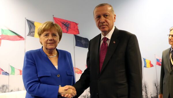 Temmuz 2018 NATO liderler zirvesinde Merkel-Erdoğan görüşmesi - Sputnik Türkiye