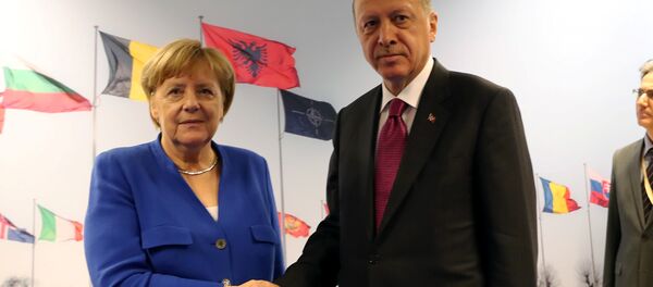 Temmuz 2018 NATO liderler zirvesinde Merkel-Erdoğan görüşmesi - Sputnik Türkiye