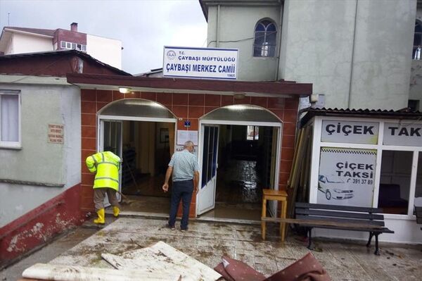 Çaybaşı Belediye Başkanı İsmet Yanık, Çaybaşı tarihinde ilk defa camiyi bile su bastı dedi. - Sputnik Türkiye