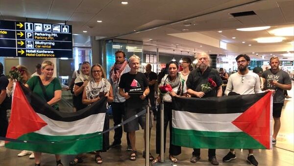 Gazze ablukasını delmeye çalışırken 5 gün önce İsrail tarafından gözaltına alınan İsveçli aktivistler Ellen Hansson, My Rut Leffler ve Ferry Sarpooshan ülkelerine döndü. - Sputnik Türkiye