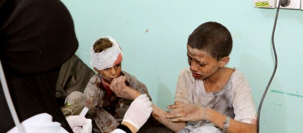 Suudi Arabistan'ın Yemen'in Sada bölgesine düzenlediği hava saldırısında hedef alınan okul otobüsünde yaralanan çocuklar - Sputnik Türkiye