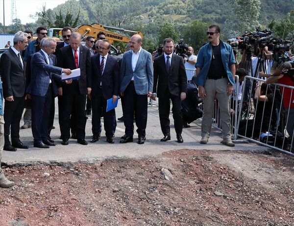 Erdoğan, Ünye merkezdeki konuşmasından önce de sel bölgesinde incelemelerde bulundu. Erdoğan, Cevizdere mevkisinde bulunan Karadeniz Sahil Yolu'ndaki ulaşımı sağlayan ve çökme meydana gelen Cevizdere köprüsünde incelemelerde bulunarak yetkililerden bilgi aldı. Erdoğan şunları söyledi: Karadeniz Sahil Yolu'ndaki bu köprü malum 1960'da yapılmış bir köprü. Modern bir köprü değil. Hedefimiz Karayolları, Ulaştırma ve Altyapı Bakanlığı ile birlikte bu köprüyü 3-4 ay içinde bitirmek. Fındık noktasında bazı hasarlar meydana geldi. Bu hasar tespit çalışmalarını Valilik riyasetinde yürütüyoruz. Bu konuda kimsenin bir rahatsızlığı olmasın. Bu hasar tespit çalışmalarıyla birlikte neyse bunun neticesi Türkiye Cumhuriyeti devleti bunları ödeyecek zenginlik ve kabiliyettedir. - Sputnik Türkiye