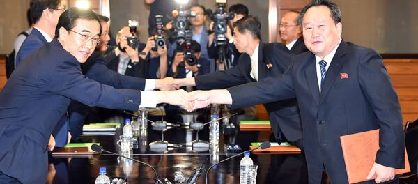 Güney Kore Birleşme Bakanı Cho Myoung-gyon ve Kuzey Koreli mevkidaşı Ri Son Gwon, Panmunjom Ateşkes Köyü'ndeki görüşmeleri sonrası tokalaşırken - Sputnik Türkiye