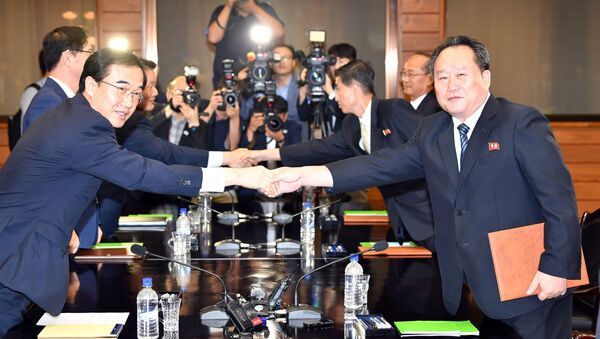 Güney Kore Birleşme Bakanı Cho Myoung-gyon ve Kuzey Koreli mevkidaşı Ri Son Gwon, Panmunjom Ateşkes Köyü'ndeki görüşmeleri sonrası tokalaşırken - Sputnik Türkiye