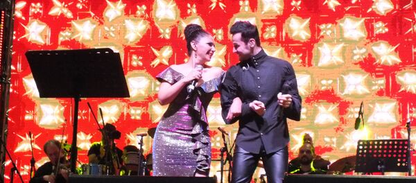 Serap Çiftçi Aleksandr Yelovskih ile sahnede. - Sputnik Türkiye