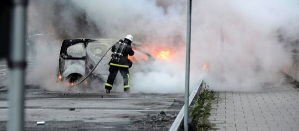 İsveç'in çeşitli kentlerinde 97 araç kundaklandı - Sputnik Türkiye