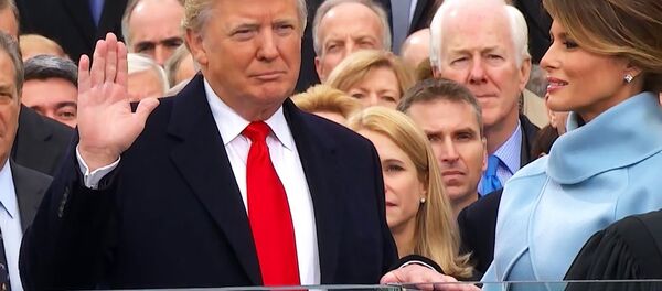 Eşi Melania'nın eşlik ettiği Donald Trump, kendisine ve Abraham Lincoln'a ait iki İncil'e el basarak başkanlık yemini ederken - Sputnik Türkiye