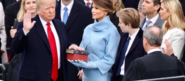 Eşi Melania'nın eşlik ettiği Donald Trump, kendisine ve Abraham Lincoln'a ait iki İncil'e el basarak başkanlık yemini ederkenEşi Melania'nın eşlik ettiği Donald Trump İncil'e el basarak başkanlık yemini ederken - Sputnik Türkiye