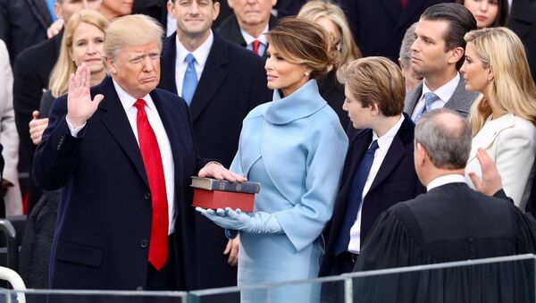 Eşi Melania'nın eşlik ettiği Donald Trump, kendisine ve Abraham Lincoln'a ait iki İncil'e el basarak başkanlık yemini ederkenEşi Melania'nın eşlik ettiği Donald Trump İncil'e el basarak başkanlık yemini ederken - Sputnik Türkiye
