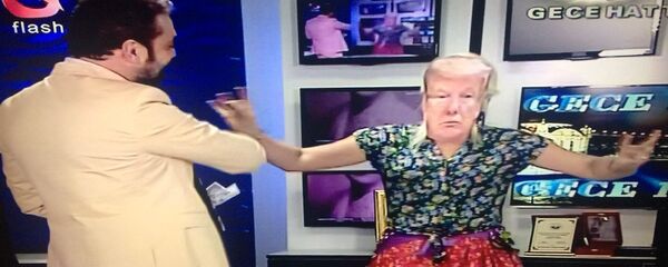 Flash TV sunucusundan dolar protestosu: Trump maskesi takarak dans eden kadına dolar fırlattı - Sputnik Türkiye