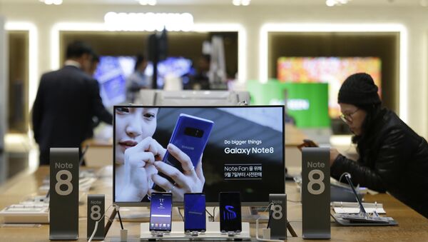 Samsung Electronics' Galaxy Note 8 are displayed at its shop in Seoul, South Korea, Tuesday, Oct. 31, 2017 - Sputnik Türkiye