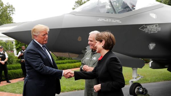 Donald Trump Beyaz Saray'daki F-35 tanıtımında Lockheed Martin CEO'su Marillyn Hewson'la - Sputnik Türkiye