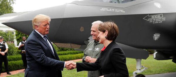 Donald Trump Beyaz Saray'daki F-35 tanıtımında Lockheed Martin CEO'su Marillyn Hewson'la - Sputnik Türkiye