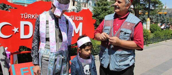 Oğlunun belden aşağısına dolar, yukarısına Türk Lirası yapıştırarak ABD'yi protesto etti - Sputnik Türkiye