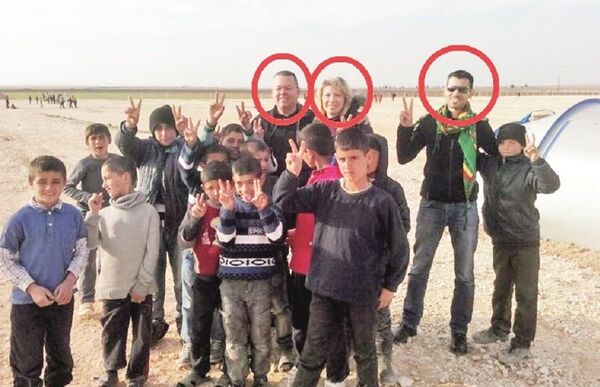 Muhammad Ahmad, papaz Brunson ve eşinin bulunduğu fotoğrafın çadır kentte çekildiği belirtildi. - Sputnik Türkiye