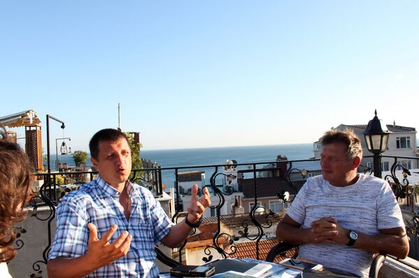 Rus Gezgin Yuriy Aleksandroviç Burlak ve yol arkadaşı Vladimir Lihaçev, Sultanahmet'te bir çatı katında Sputnik'in sorularını yanıtlıyor. - Sputnik Türkiye