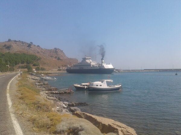 Feribotun bulunduğu alandan kurtarılması için bölgeye ilave gemi gönderilerek çekim işlemi yapılacağı öğrenildi.  - Sputnik Türkiye