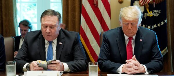 ABD Başkanı Donald Trump'ın başkanlığındaki kabine toplantısı, Dışişleri Bakanı Mike Pompeo'nun ettiği dua ile başladı - Sputnik Türkiye