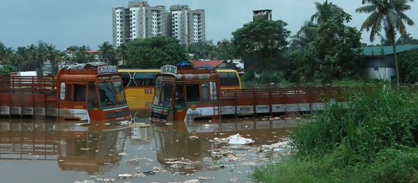 Kerala Eyaleti Başbakanı Pinarayi Vijayan faciada 160'tan fazla kişinin öldüğünü doğruladı. Son 36 saatte yaklaşık 100 kişinin hayatını kaybettiğini açıklayan Vijayan, 200.000'den fazla kişinin hükümetin kurduğu 1200'den fazla kampa sığındığını söyledi. - Sputnik Türkiye