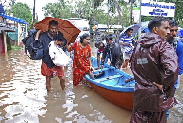 Hindistanlı meteoroloji yetkilileri şiddetli yağışın cumartesi gününe kadar süreceğini duyurdu. Eyaletin 14 bölgesinden 13'ü için kırmızı alarm verilmiş durumda. Selden en çok etkilnen bölgenin ise Idukki olduğu açıklandı. - Sputnik Türkiye