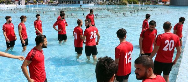 Futbolculardan 'su' protestosu: Formalarıyla süs havuzuna girdiler Futbolculardan 'su' protestosu: Formalarıyla süs havuzuna girdiler - Sputnik Türkiye