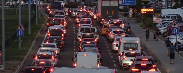 Edremit Körfezi'nde 3 kilometrelik bayram trafiği - Sputnik Türkiye