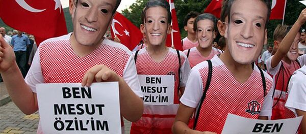 Mesut Özil maskeleriyle yürüdüler - Sputnik Türkiye