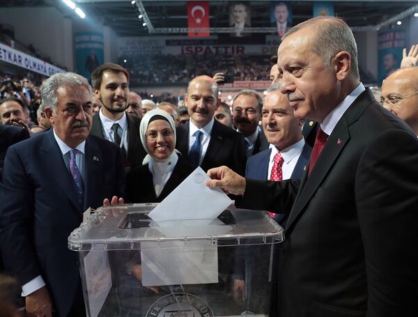 Cumhurbaşkanı ve AK Parti Genel Başkanı Erdoğan, partisinin 6. Olağan Büyük Kongresi'nde oyunu kullandı. - Sputnik Türkiye