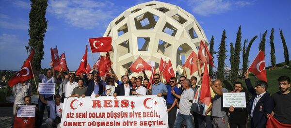 15 Temmuz Şehitler Makamı önünde toplanan 15 Temmuz gazileri ve darbe girişiminde yaşamını yitirenlerin yakınları, dövizdeki spekülatif ataklara karşı İstiklal hesabı açılması talebinde bulundu. - Sputnik Türkiye