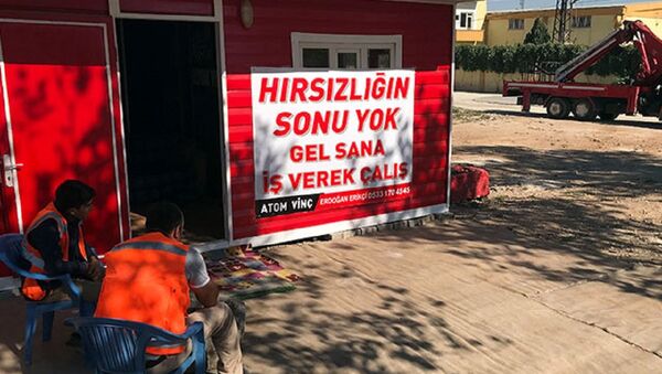 Hırsızlara pankartla çağrı yaptı: Bu işin sonu yok, gel sana iş verek, çalış - Sputnik Türkiye