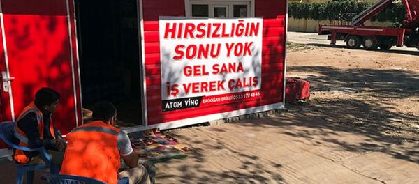 Hırsızlara pankartla çağrı yaptı: Bu işin sonu yok, gel sana iş verek, çalış Hırsızlara pankartla çağrı yaptı: Bu işin sonu yok, gel sana iş verek, çalış - Sputnik Türkiye
