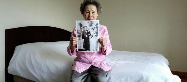 89 Güney Koreli, Kuzey'e geçti: 92 yaşındaki kadın 65 yıl sonra oğlunu görecek - Sputnik Türkiye