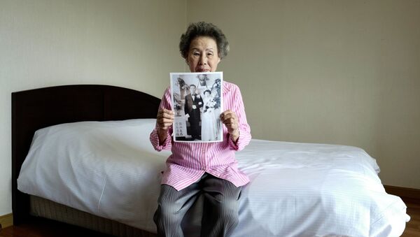 89 Güney Koreli, Kuzey'e geçti: 92 yaşındaki kadın 65 yıl sonra oğlunu görecek - Sputnik Türkiye