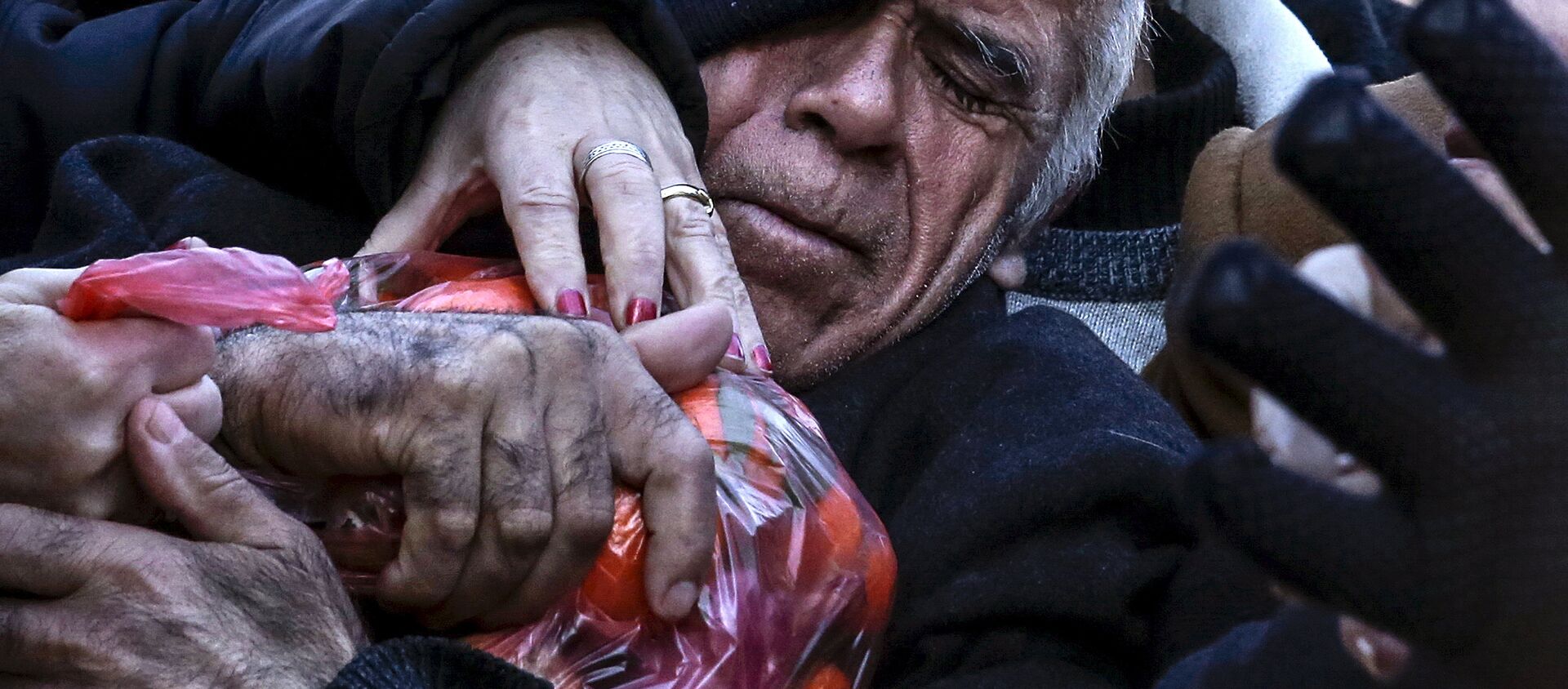 Ocak 2016'da Atina'da çiftçilerin Yunan hükümetinin emeklilik reformunu protesto için bedava dağıttığı mandalinalar kapışılırken izdiham yaşanmıştı. - Sputnik Türkiye, 1920, 20.08.2018