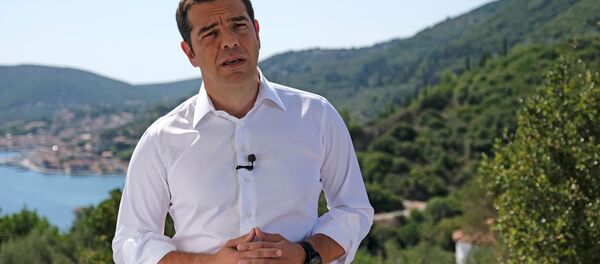 Odysseia'ya atıfla İthaka'ya giden Yunanistan Başbakanı Aleksis Çipras, kurtarılma döneminin bittiği, yeni bir dönemin başladığına dair halka sesleniş konuşması yaptı. - Sputnik Türkiye
