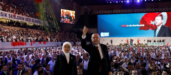 Cumgurbaşkanı Recep Tayyip Erdoğan- Eşi Emine Erdoğan - Sputnik Türkiye